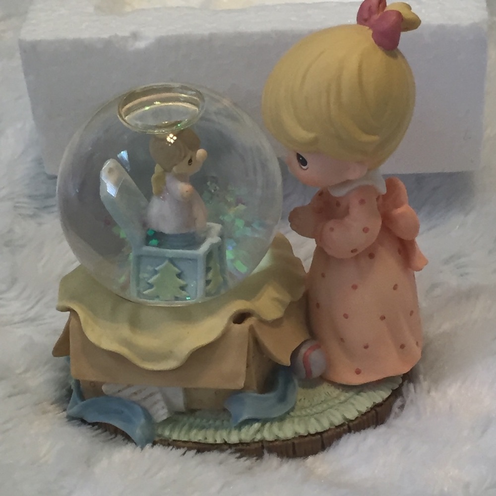 Precious Moments Girl With Gift Waterball Snow Globe Figurine